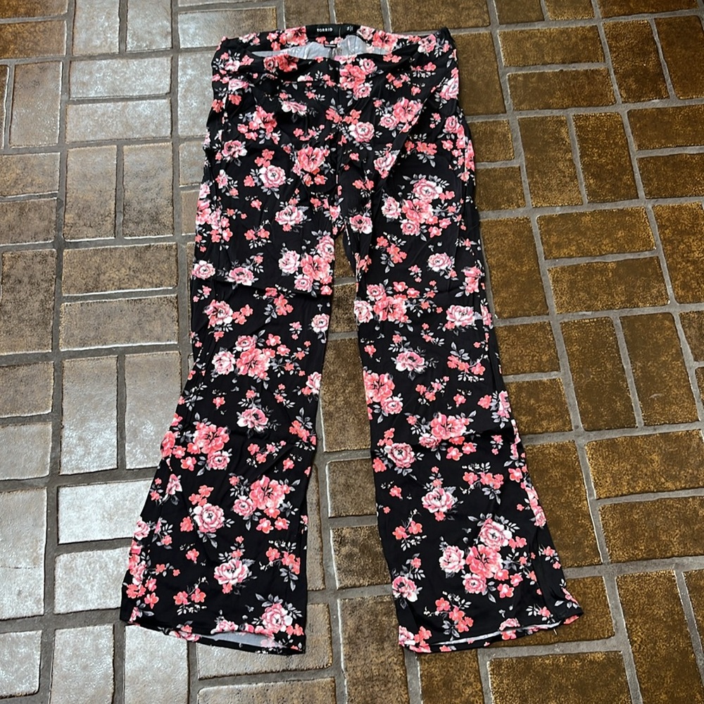 NWT Torrid Black & Pink Floral Print Stretch Challis Flare Pant